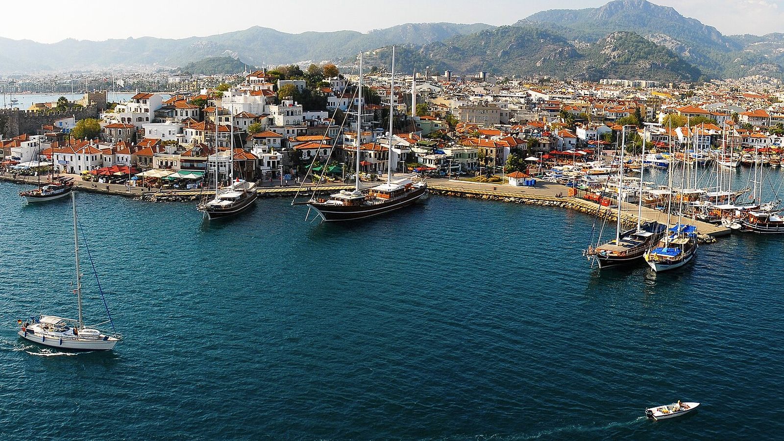 Luchtfoto van de haven en baai van Marmaris